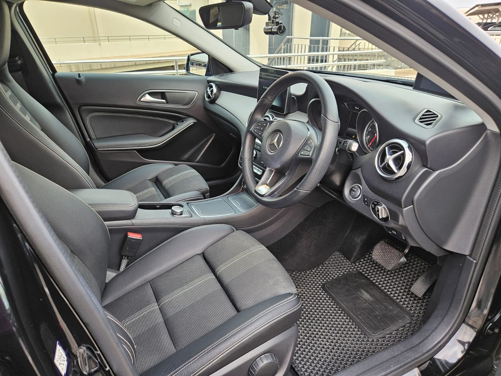 Mercedes-Benz GLA180 Urban Edition photo 7